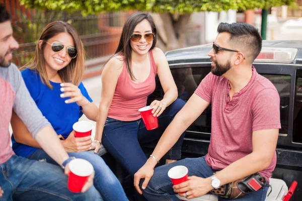 Friends hanging out outdoors — Stock Photo, Image