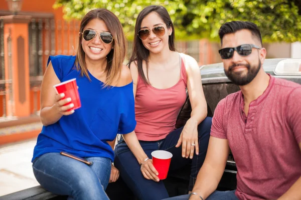 Goed uitziende mensen opknoping in de zomer — Stockfoto