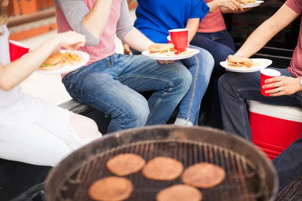 Amis manger des hamburgers à un barbecue — Photo