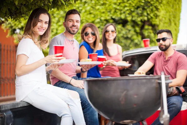 Gruppo di amici che fanno un barbecue — Foto Stock