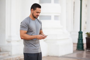 bir sakallı bir smartphone kullanarak