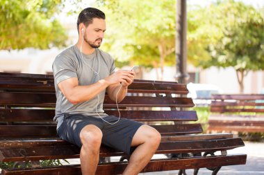 parçayı bulmak çalışan adam