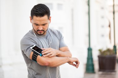 genç adam onun smartphone taşıyan