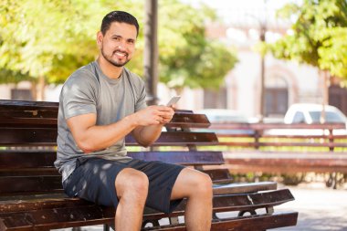 Akıllı telefon kullanan adam. 