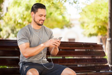 adam kulaklık ile müzik dinlemek