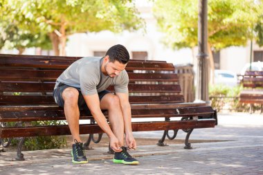  Adam ayakkabılarını bağlama