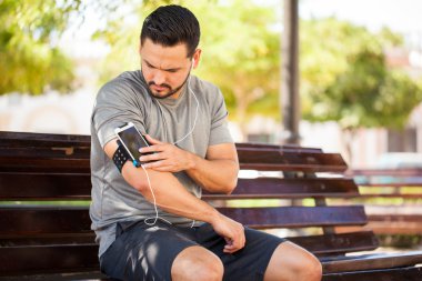 onun smartphone taşıyan runner