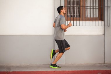 thletic adam koşuya giderken