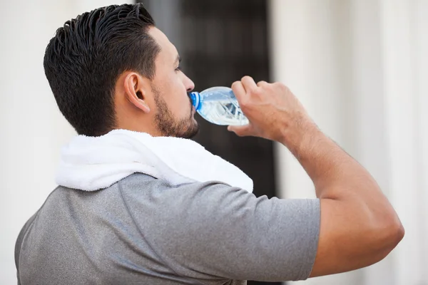 Чоловік п'є воду з пляшки — стокове фото