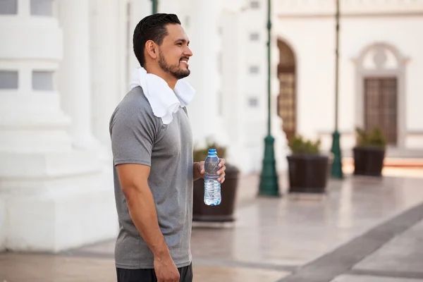 Mann macht eine Trainingspause — Stockfoto