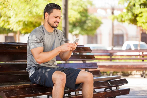 Runner using a smartphone — Stock Photo, Image