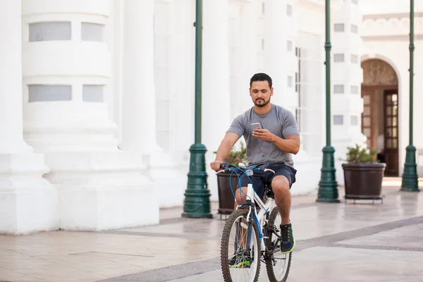 Mann schreibt SMS während der Fahrt — Stockfoto