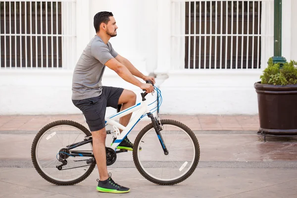 Homem montando uma bicicleta — Fotografia de Stock