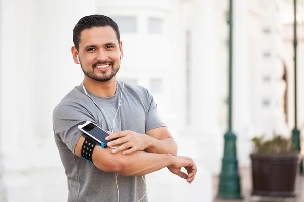 Mann trägt Smartphone bei sich — Stockfoto