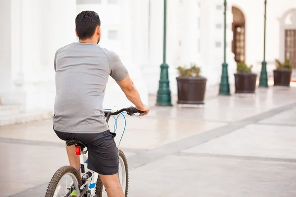 Bărbat purtând pantaloni scurți și călărind pe bicicletă — Fotografie, imagine de stoc