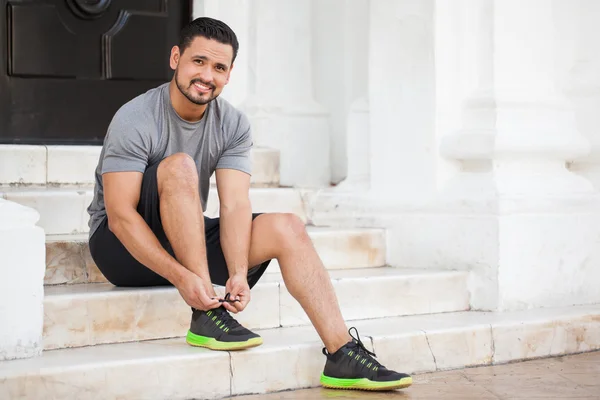 Mann schnürt seine Schuhe — Stockfoto