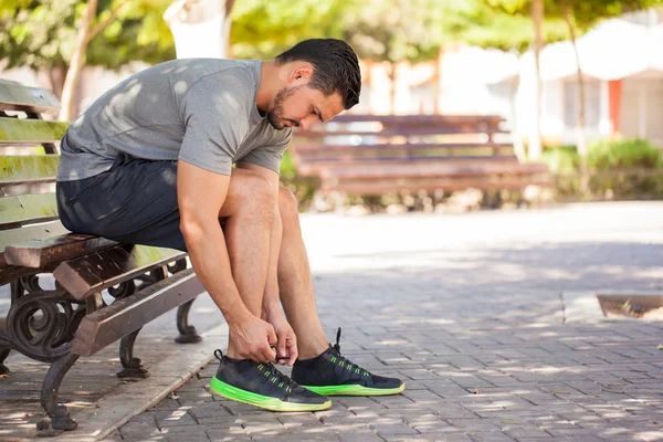 Man tying his shoes — Stock Photo, Image