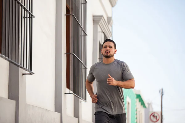 Coureur masculin concentré sur son entraînement — Photo