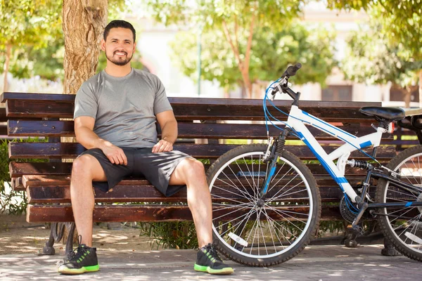 Mann sitzt auf einer Parkbank — Stockfoto