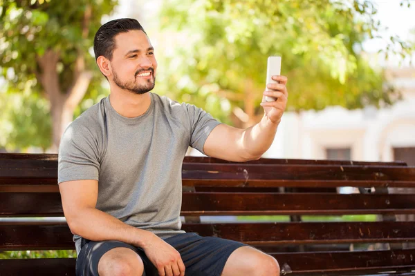 Adam bir selfie alarak sportif kıyafeti ile — Stok fotoğraf