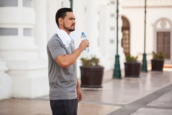 Mann trinkt Wasser aus Flasche — Stockfoto