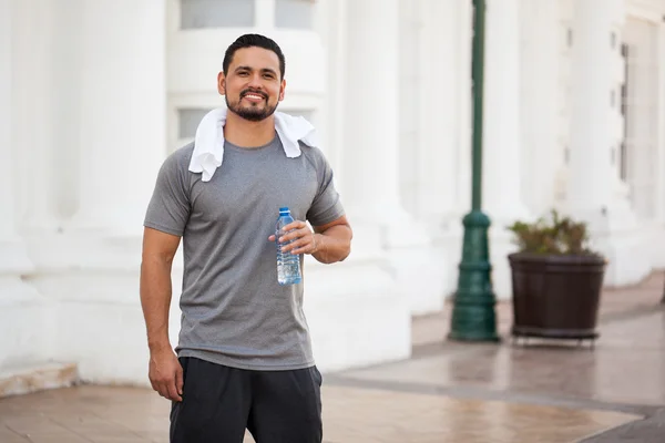 Man taking a break and drinking water — Stock Photo, Image