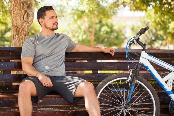 Homme assis sur un banc de parc — Photo
