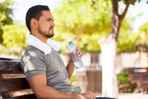 Mann trinkt Wasser aus Flasche — Stockfoto