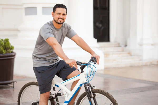 Mann mit Bart fährt Fahrrad — Stockfoto