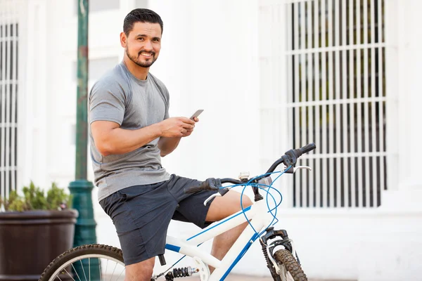 Cycliste faisant une pause — Photo