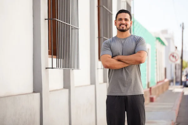 Man in een sportieve outfit reputatie — Stockfoto