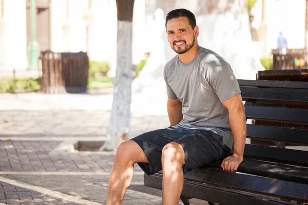 Hombre preparándose para hacer ejercicio — Foto de Stock