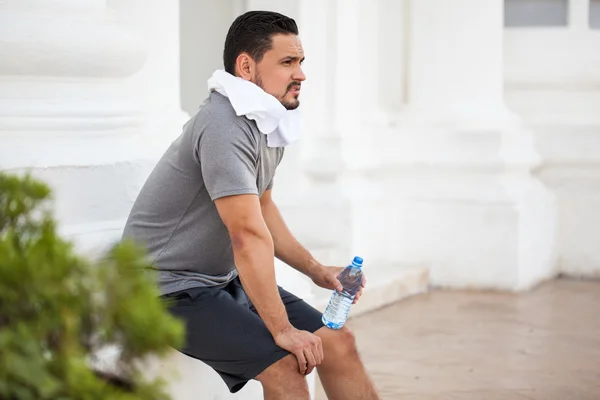 Homme avec une barbe au repos — Photo