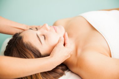 esmer bir baş masajı elde