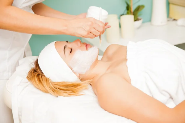 Mujer recibiendo un tratamiento facial —  Fotos de Stock