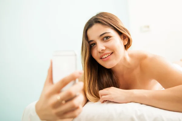 Frau macht ein Selfie — Stockfoto