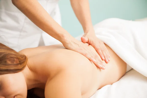 Therapeut gibt eine Rückenmassage — Stockfoto