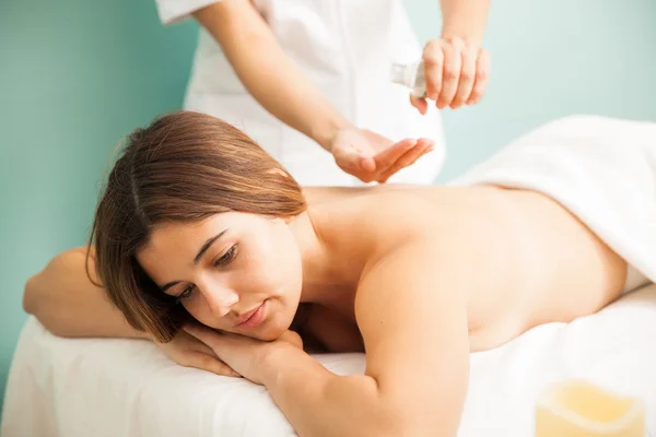 Brünette bekommt eine entspannende Massage — Stockfoto