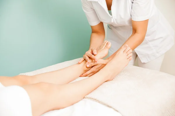 Massös ger en fot massage — Stockfoto