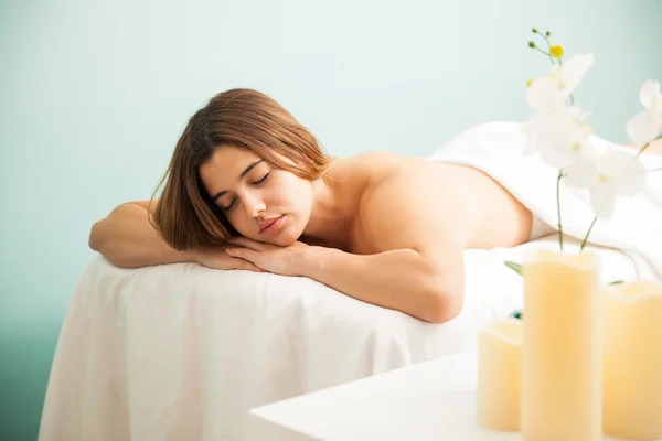 Vrouw liggend op een massagebed — Stockfoto