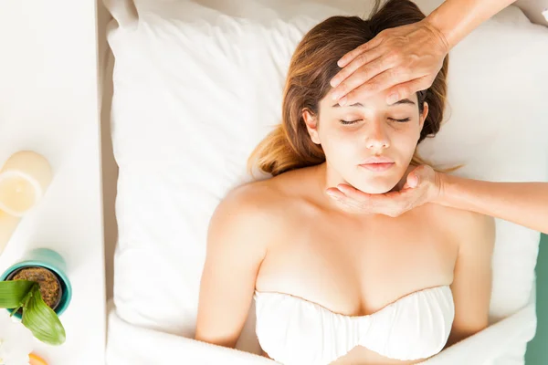 Mulher relaxante em uma sessão reiki — Fotografia de Stock