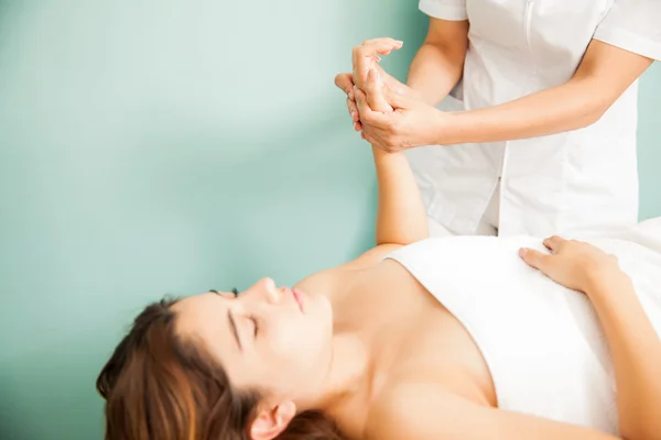 Mujer recibiendo un masaje de manos — Foto de Stock