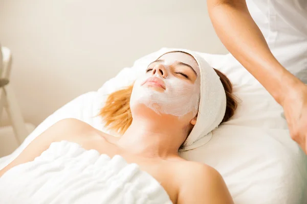 Mujer en un spa de belleza — Foto de Stock