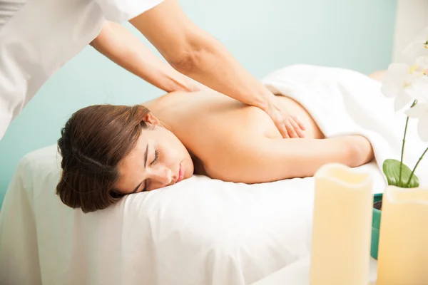 Brünette bekommen massage — Stockfoto