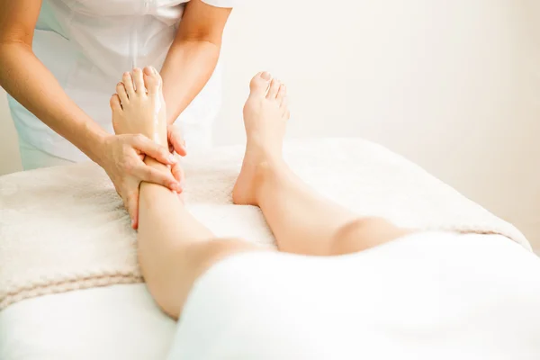 Geven van een voet massage therapeut — Stockfoto