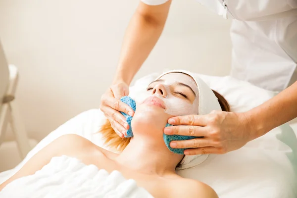 Terapeuta massagear o rosto de uma mulher — Fotografia de Stock