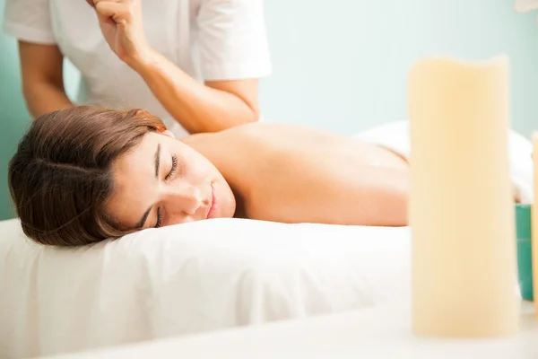 Терапевт дає ломі масаж — стокове фото