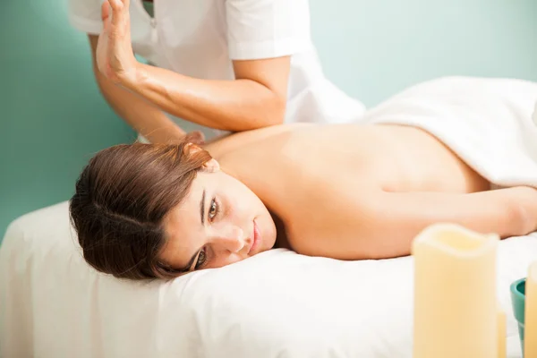 Mujer recibiendo un masaje de tejido profundo — Foto de Stock