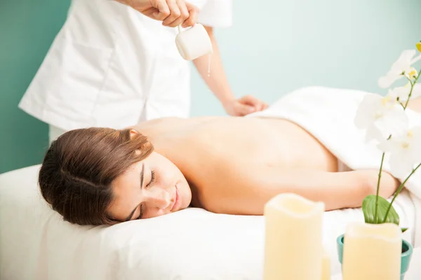 Mujer recibiendo un masaje de vela — Foto de Stock