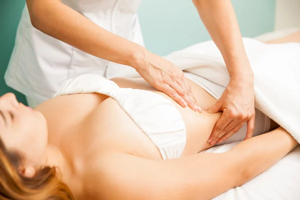Vrouw krijgt een lymfatische massage Stockfoto